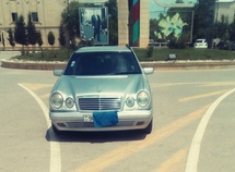 Mercedes E 240