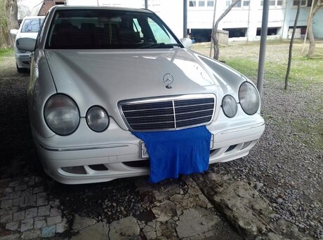 Mercedes E 220
