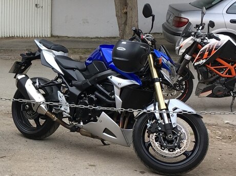 Suzuki GSR 750