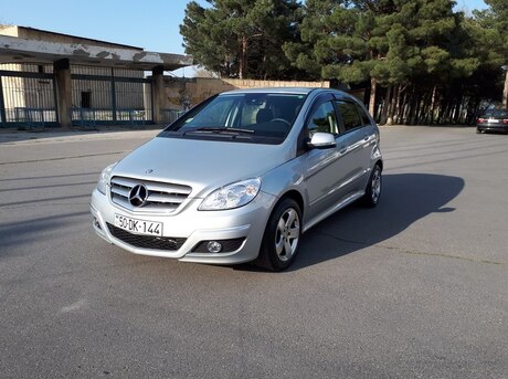 Mercedes B 180