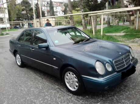 Mercedes E 240