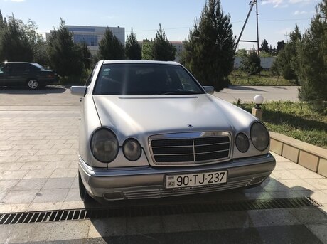 Mercedes E 200