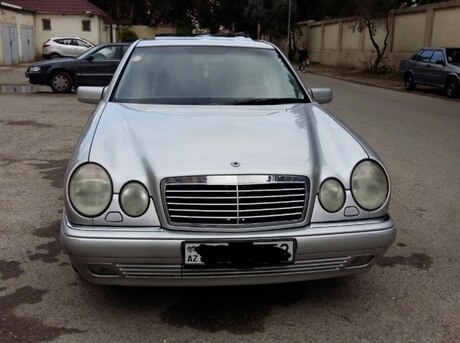 Mercedes E 200