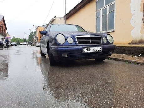 Mercedes E 240