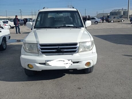 Mitsubishi Pajero io 2000