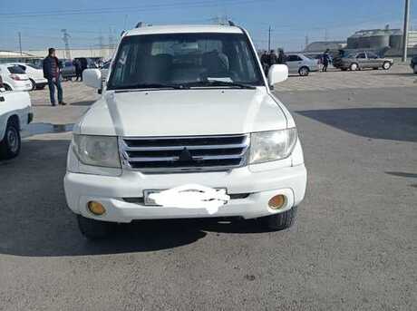 Mitsubishi Pajero io 2000
