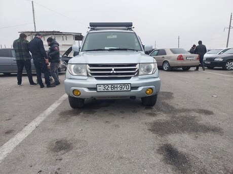 Mitsubishi Pajero io 2004