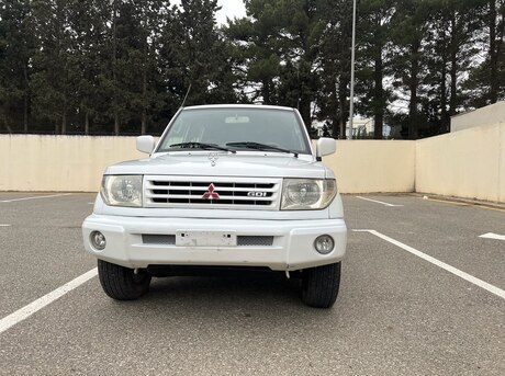 Mitsubishi Pajero io 2000