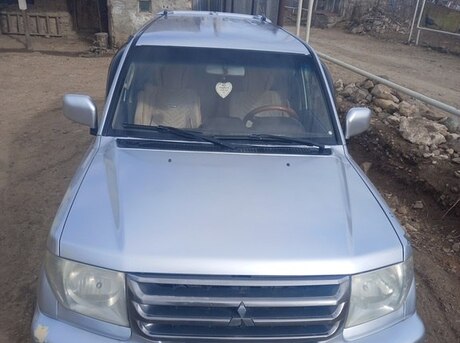 Mitsubishi Pajero io 2000