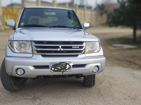 Mitsubishi Pajero io 2001