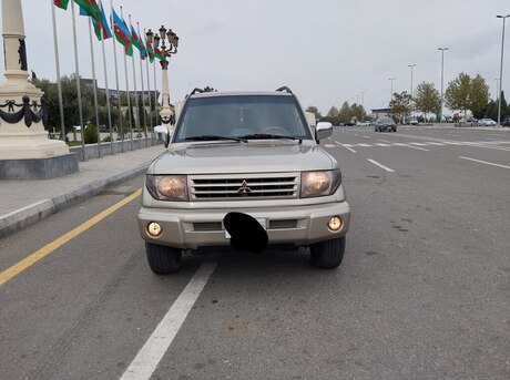 Mitsubishi Pajero io 2000