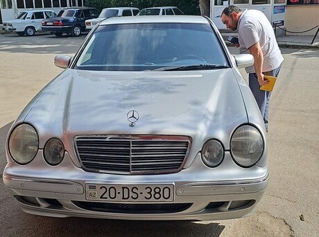 Mercedes E 240