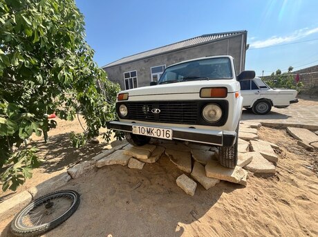 LADA (VAZ) Niva 2015