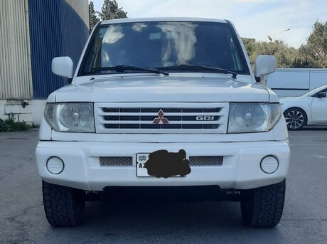 Mitsubishi Pajero io 2000
