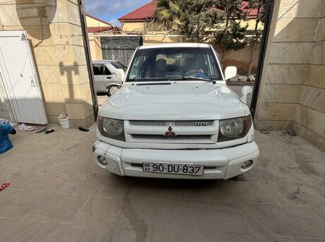 Mitsubishi Pajero io 1999