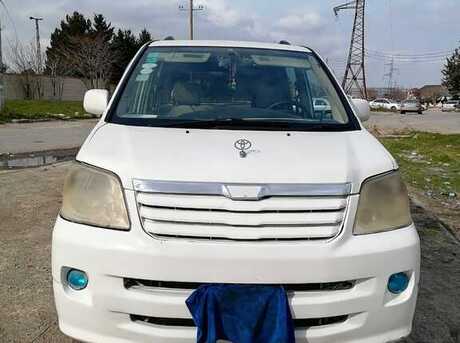 Toyota Noah 2004