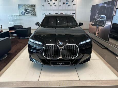 BMW i7