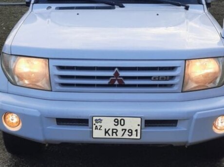 Mitsubishi Pajero io 2000