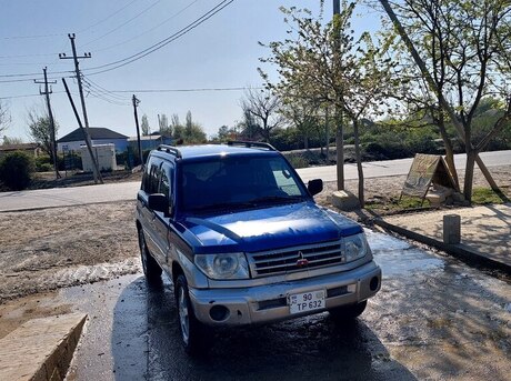 Mitsubishi Pajero io 2001