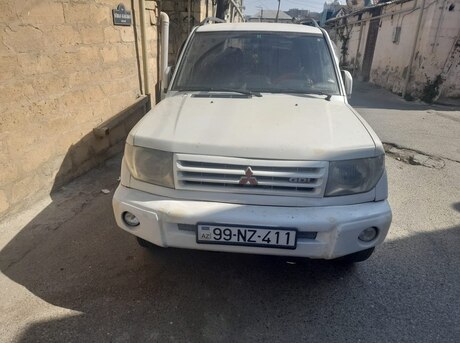 Mitsubishi Pajero io 2000