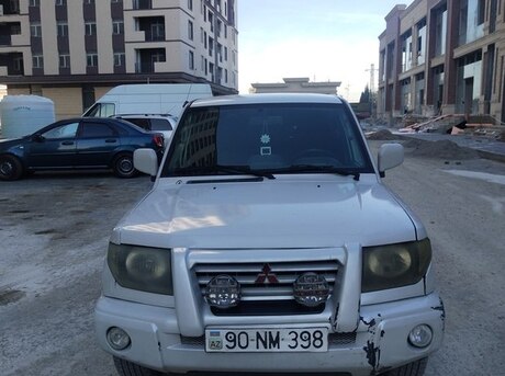 Mitsubishi Pajero io 2000