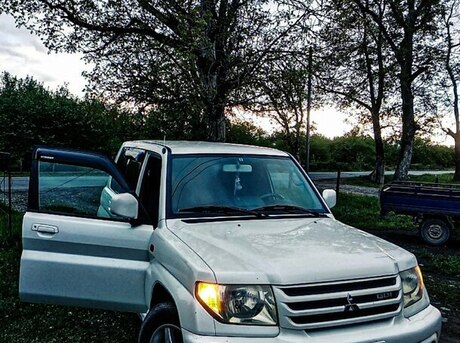 Mitsubishi Pajero io 2000