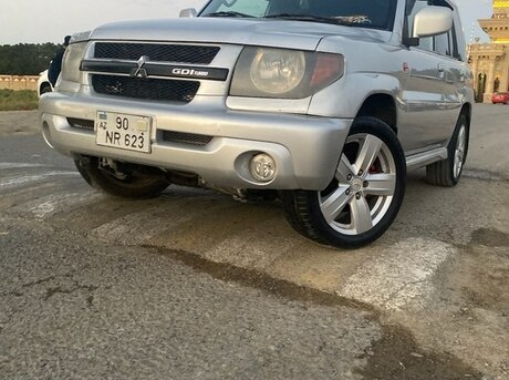 Mitsubishi Pajero io 2001