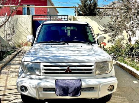 Mitsubishi Pajero io 2000