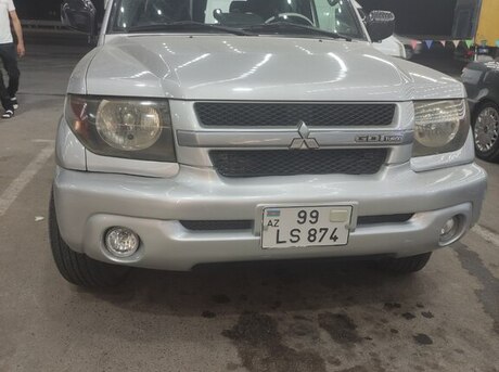 Mitsubishi Pajero io 2001