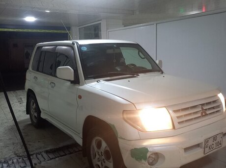 Mitsubishi Pajero io 2000
