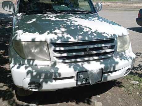 Mitsubishi Pajero io 2001