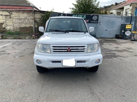 Mitsubishi Pajero io 2000