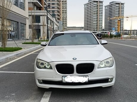 BMW 750 2011