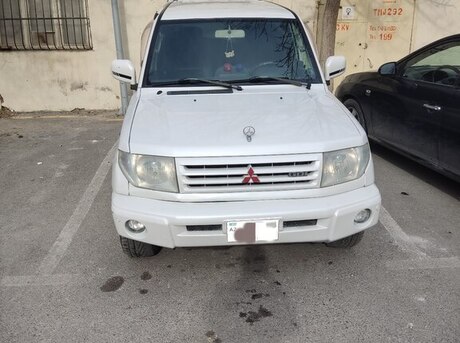 Mitsubishi Pajero io 2000