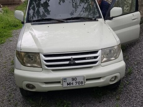 Mitsubishi Pajero io 2001