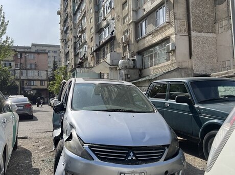 Mitsubishi Grandis 2005