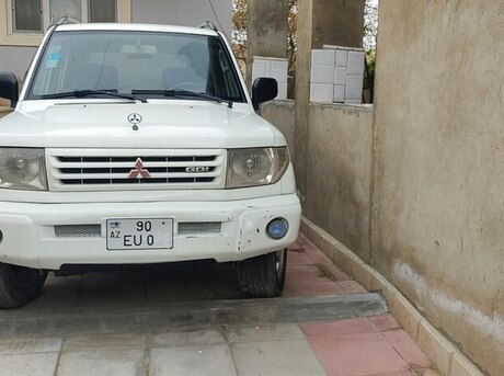 Mitsubishi Pajero io 1999