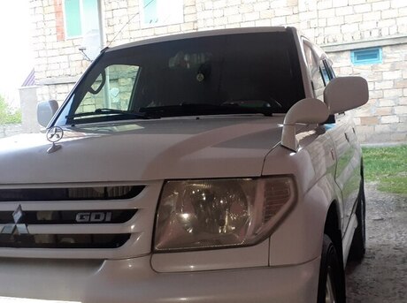 Mitsubishi Pajero io 2000