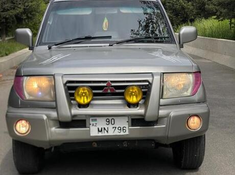 Mitsubishi Pajero io 2000