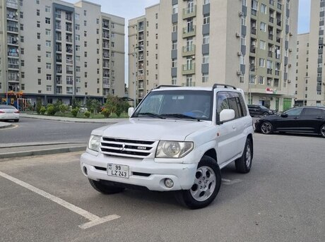 Mitsubishi Pajero io 2001