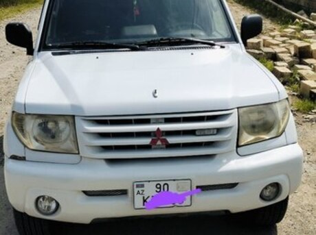 Mitsubishi Pajero io 2000