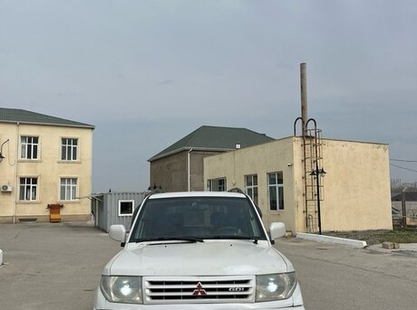 Mitsubishi Pajero io 2000
