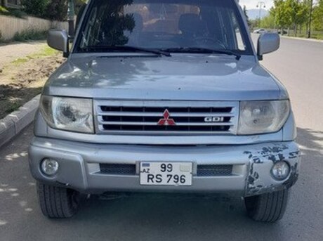 Mitsubishi Pajero io 2000