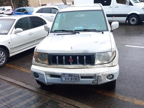 Mitsubishi Pajero io 1999