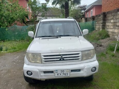 Mitsubishi Pajero io 2001