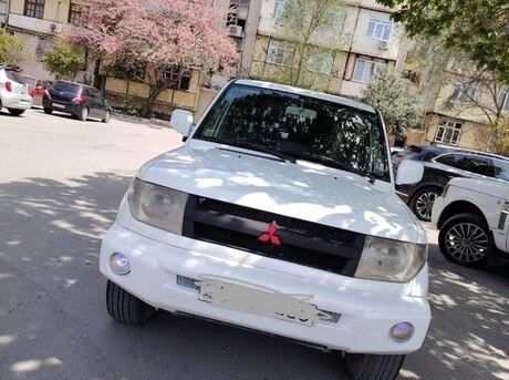 Mitsubishi Pajero io 1999