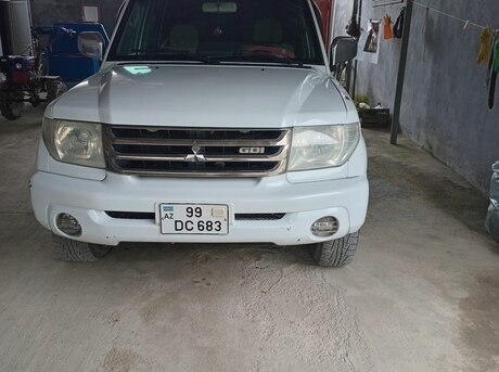 Mitsubishi Pajero io 2001