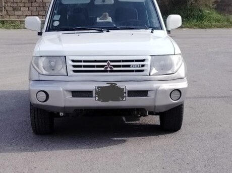 Mitsubishi Pajero io 2001
