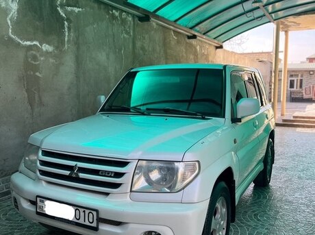 Mitsubishi Pajero io 2001