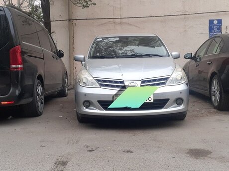 Nissan Tiida 2012